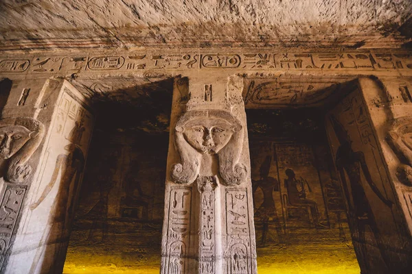 Внутрішній Вид Великий Храм Абу Сімбел Давньоєгипетськими Млинами Малювання Стінах — стокове фото