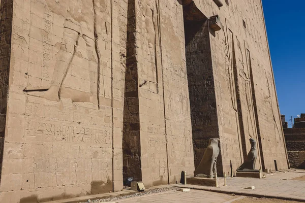 View Main Entrance Ancient Egyptian Edfu Temple Showing First Pylon — Stockfoto