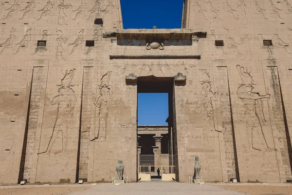 Vista Entrada Principal Antiguo Templo Egipcio Edfu Que Muestra Primer —  Fotos de Stock