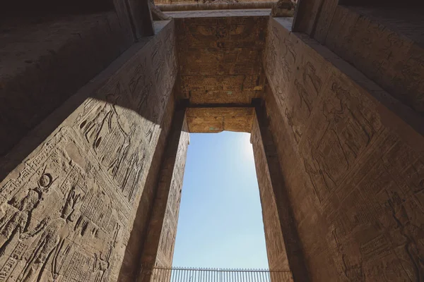 Άποψη Της Κύριας Εισόδου Ενός Αρχαίου Αιγυπτιακού Ναού Edfu Που — Φωτογραφία Αρχείου