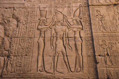Edfu Tapınağı 'nın duvarlarında Antik Mısır çizimlerinin resmi, Mısır