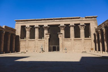Edfu Tapınağı 'nın iç manzarası. Duvarda oyulmuş sütunlar ve Eski Mısır çizimleri var. 
