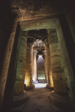 Edfu Tapınağı 'nın iç manzarası. Duvarda oyulmuş sütunlar ve Eski Mısır çizimleri var. 