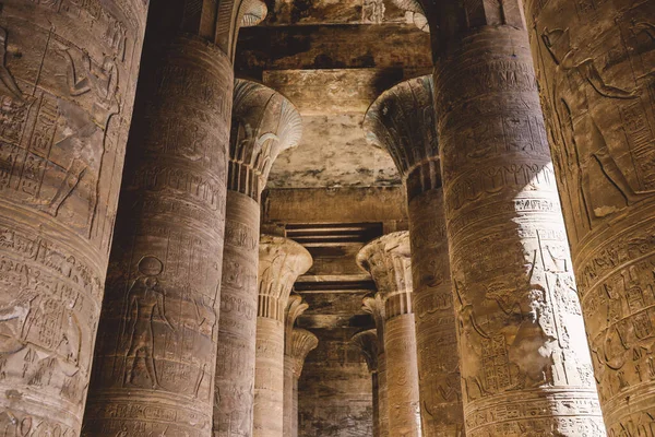 Interiér Pohled Chrám Edfu Vyřezávanými Pilíři Starověké Egyptské Kresby Zdi — Stock fotografie