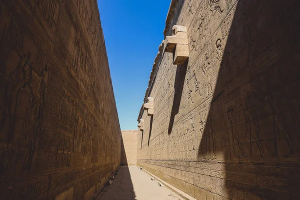 Interiér Pohled Chrám Edfu Vyřezávanými Pilíři Starověké Egyptské Kresby Zdi — Stock fotografie