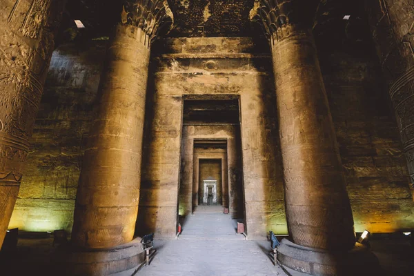 Vista Interior Del Templo Edfu Con Pilares Tallados Dibujo Egipcio —  Fotos de Stock