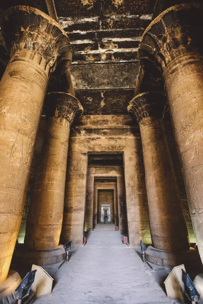 Interieur Zicht Tempel Van Edfu Met Gebeeldhouwde Pilaren Oude Egyptische — Stockfoto