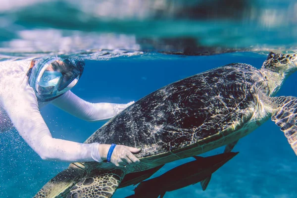 Mujer Blanca Buceo Turístico Mar Rojo Bajo Agua Con Las — Foto de Stock