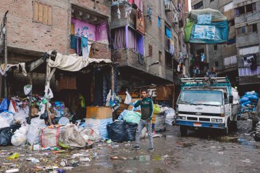 Kahire, Mısır - 16 Kasım 2020: Çöpçülerle ve yerel yaşamla birlikte Zabbaleen bölgesinin resimleri