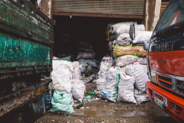 Kahire, Mısır - 16 Kasım 2020: Çöpçülerle ve yerel yaşamla birlikte Zabbaleen bölgesinin resimleri