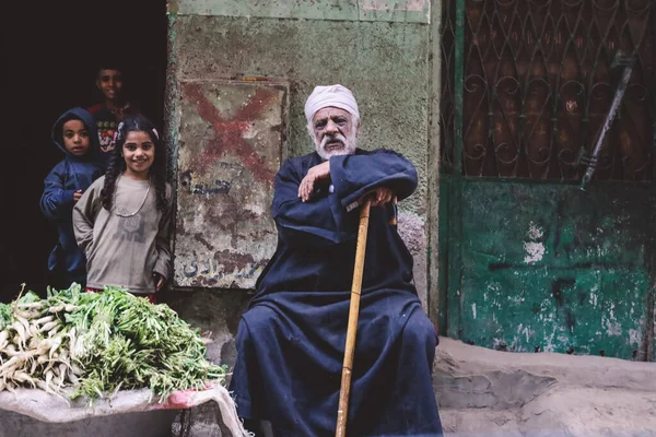 Kahire, Mısır - 16 Kasım 2020: Çöpçülerle ve yerel yaşamla birlikte Zabbaleen bölgesinin resimleri
