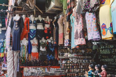  Mısır 'ın tarihi merkezi Kahire' deki Han el-Khalili 'de hatıralar, ünlü pazar ve souq (veya souk).