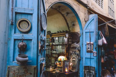  Mısır 'ın tarihi merkezi Kahire' deki Han el-Khalili 'de hatıralar, ünlü pazar ve souq (veya souk).