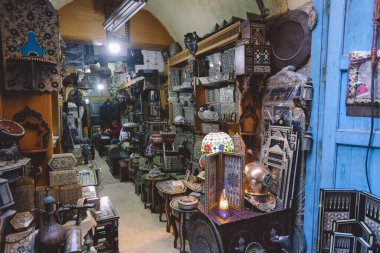  Mısır 'ın tarihi merkezi Kahire' deki Han el-Khalili 'de hatıralar, ünlü pazar ve souq (veya souk).