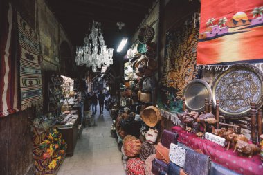  Mısır 'ın tarihi merkezi Kahire' deki Han el-Khalili 'de hatıralar, ünlü pazar ve souq (veya souk).