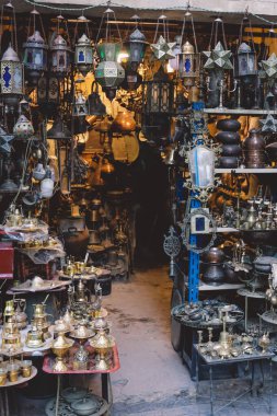  Mısır 'ın tarihi merkezi Kahire' deki Han el-Khalili 'de hatıralar, ünlü pazar ve souq (veya souk).