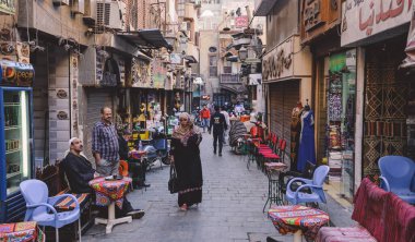 Kahire, Mısır - 15 Kasım 2020: Kahire 'nin tarihi merkezinde Khan el-Khalili' nin ünlü pazarı