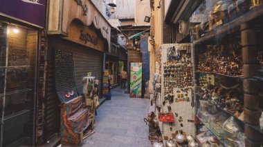 Kahire, Mısır - 15 Kasım 2020: Kahire 'nin tarihi merkezinde Khan el-Khalili' nin ünlü pazarı