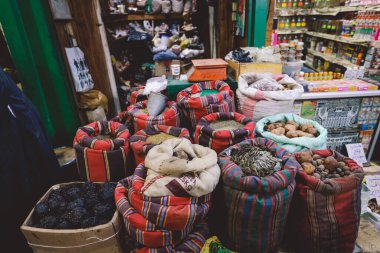 Kahire, Mısır - 15 Kasım 2020: Kahire 'nin tarihi merkezinde Khan el-Khalili' nin ünlü pazarı