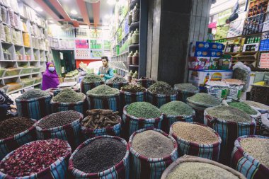 Kahire, Mısır - 15 Kasım 2020: Kahire 'nin tarihi merkezinde Khan el-Khalili' nin ünlü pazarı