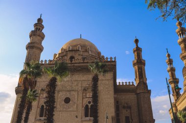 Kahire, Mısır - 16 Kasım 2020: Mısır 'ın başkenti Kahire' nin kalbinde Mavi Gök altındaki Sultan Hasan 'ın Camii-Madrasa manzarası