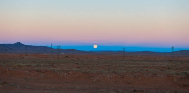 Sahra Çölü, Cezayir 'deki Mavi Gök' ün arasından Gün Batımına İnanılmaz Bakış