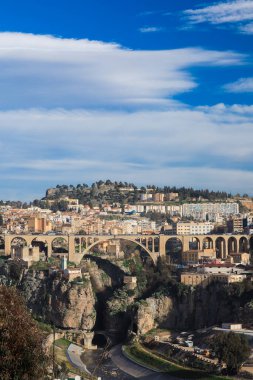 Rhummel geçitlerinden geçip Cezayir 'in başkenti Konstantin' e bağlanan Sidi Rached Viaduct 'a giden hava görüntüsü.