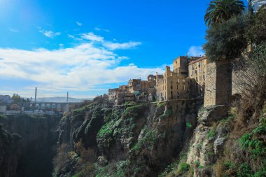Rhummel geçitlerinden geçip Cezayir 'in başkenti Konstantin' e bağlanan Sidi Rached Viaduct 'a giden hava görüntüsü.