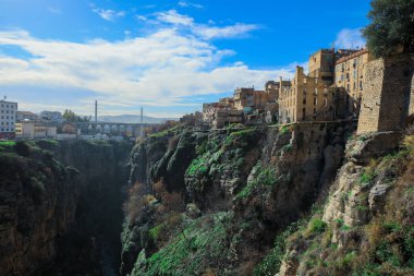 Rhummel geçitlerinden geçip Cezayir 'in başkenti Konstantin' e bağlanan Sidi Rached Viaduct 'a giden hava görüntüsü.