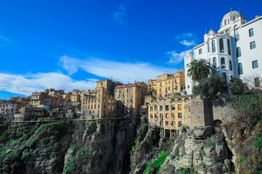 Rhummel geçitlerinden geçip Cezayir 'in başkenti Konstantin' e bağlanan Sidi Rached Viaduct 'a giden hava görüntüsü.