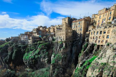 Rhummel geçitlerinden geçip Cezayir 'in başkenti Konstantin' e bağlanan Sidi Rached Viaduct 'a giden hava görüntüsü.