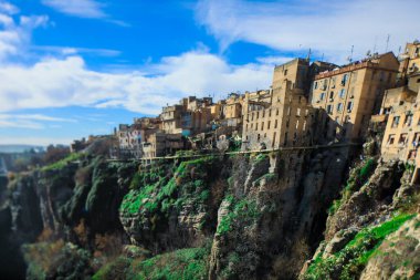 Rhummel geçitlerinden geçip Cezayir 'in başkenti Konstantin' e bağlanan Sidi Rached Viaduct 'a giden hava görüntüsü.