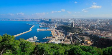 Akdeniz kıyısındaki Oran limanına Panoramik Manzara, Cezayir