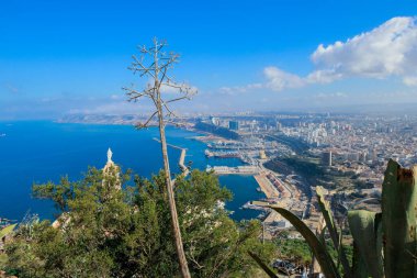 Akdeniz kıyısındaki Oran limanına Panoramik Manzara, Cezayir