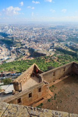 Akdeniz kıyısındaki Oran limanına Panoramik Manzara, Cezayir