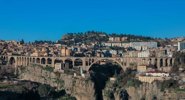Rhummel geçitlerinden geçip Cezayir 'in başkenti Konstantin' e bağlanan Sidi Rached Viaduct 'a giden hava görüntüsü.