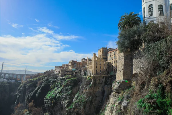 Rhummel geçitlerinden geçip Cezayir 'in başkenti Konstantin' e bağlanan Sidi Rached Viaduct 'a giden hava görüntüsü.