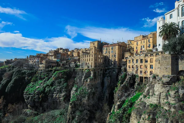 Rhummel geçitlerinden geçip Cezayir 'in başkenti Konstantin' e bağlanan Sidi Rached Viaduct 'a giden hava görüntüsü.