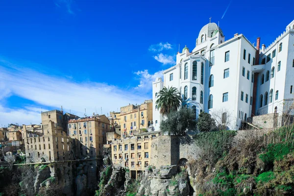 Rhummel geçitlerinden geçip Cezayir 'in başkenti Konstantin' e bağlanan Sidi Rached Viaduct 'a giden hava görüntüsü.
