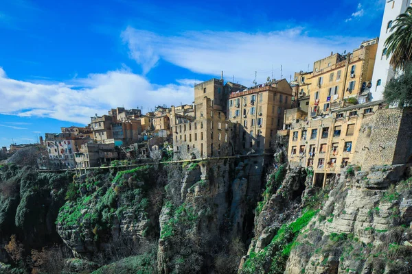 Rhummel geçitlerinden geçip Cezayir 'in başkenti Konstantin' e bağlanan Sidi Rached Viaduct 'a giden hava görüntüsü.