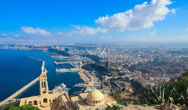 Akdeniz kıyısındaki Oran limanına Panoramik Manzara, Cezayir