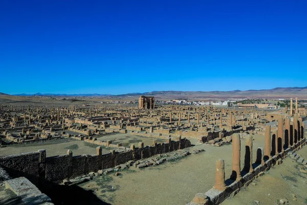 Cezayir 'deki Aures Dağları' ndaki Marciana Traiana Thamugadi olarak da bilinen Antik Roma şehri Timgad 'ın kalıntılarına bakın.