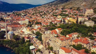 Bosna-Hersek 'in Mostar kentinin merkezindeki Eski Köprüye Hava Görüntüsü