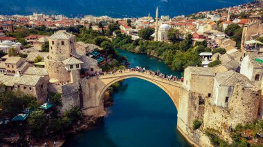 Bosna-Hersek 'in Mostar kentinin merkezindeki Eski Köprüye Hava Görüntüsü