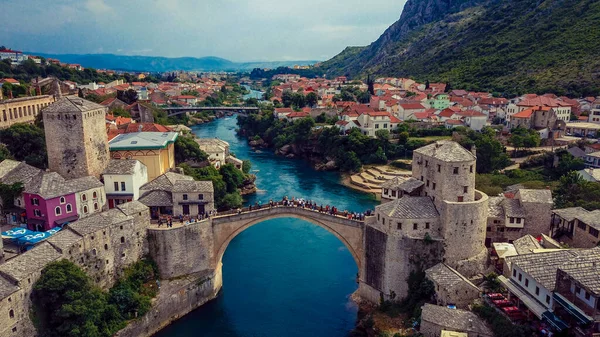 Bosna-Hersek 'in Mostar kentinin merkezindeki Eski Köprüye Hava Görüntüsü