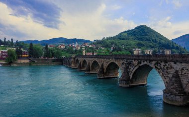 Bosna-Hersek 'in Drina Nehri üzerindeki Viegrad' daki tarihi Mehmet Paa Sokolovi Köprüsü 'ne Yağmurlu Gün' de bir görüntü