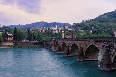 Bosna-Hersek 'in Drina Nehri üzerindeki Viegrad' daki tarihi Mehmet Paa Sokolovi Köprüsü 'ne Yağmurlu Gün' de bir görüntü