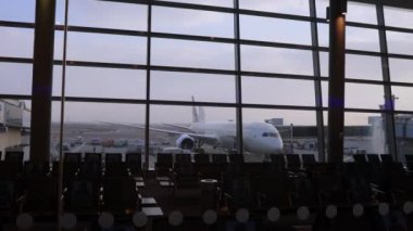 Abu Dabi Havaalanı yolcu ve uçak terminali