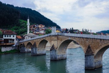 Bosna-Hersek 'in Konjiç kentindeki Stara uprija Osmanlı köprüsüne bak