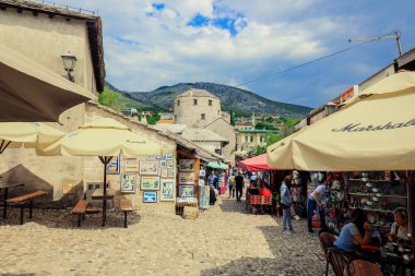 Mostar, Bosna-Hersek - 12 Mayıs 2022: Yürüyen Turistlerle Renkli Geleneksel Hediyelerle Mostar 'ın merkezindeki Eski Kent